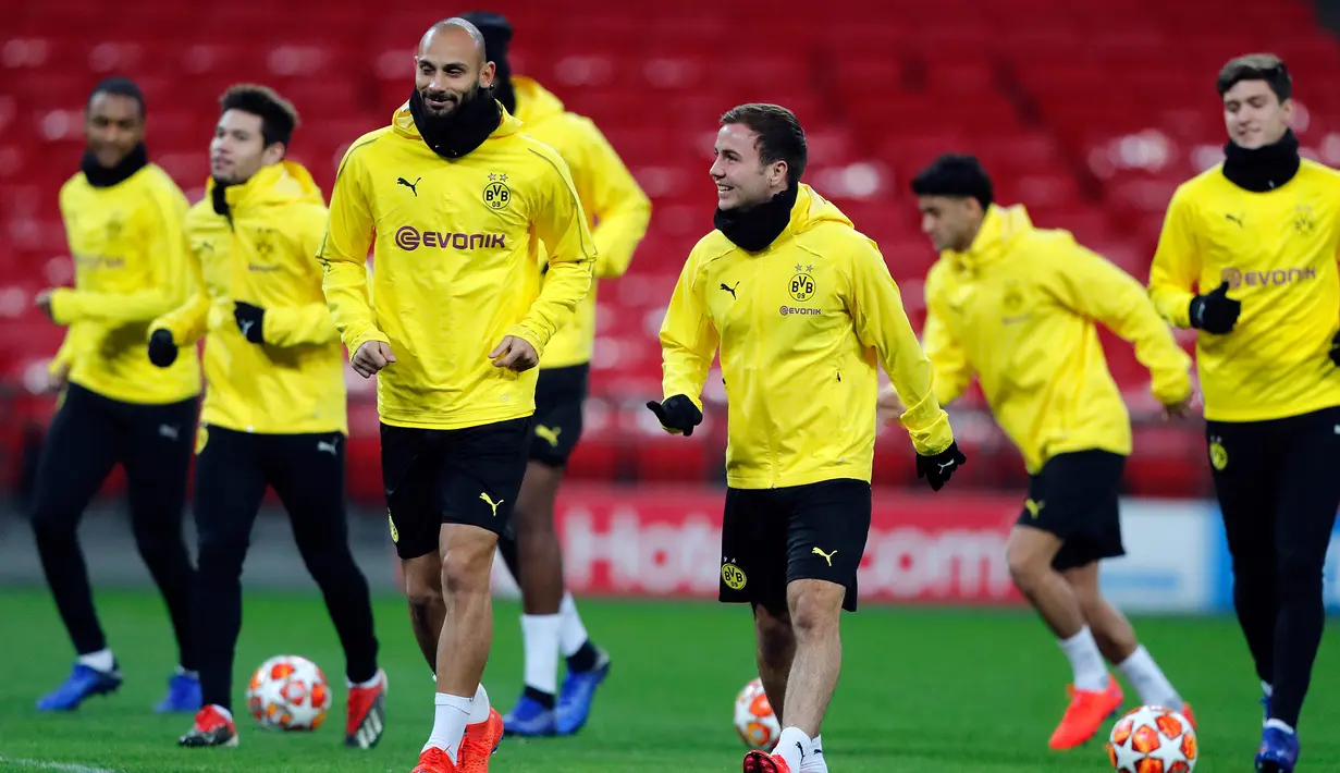 Pemain Borussia Dortmund melakukan pemanasan selama sesi latihan di Stadion Wembley di London, Inggris (12/2). Dortmund akan bertanding melawan Tottenham Hotspur pada babak 16 besar Liga Champions. (AP Photo/Frank Augstein)