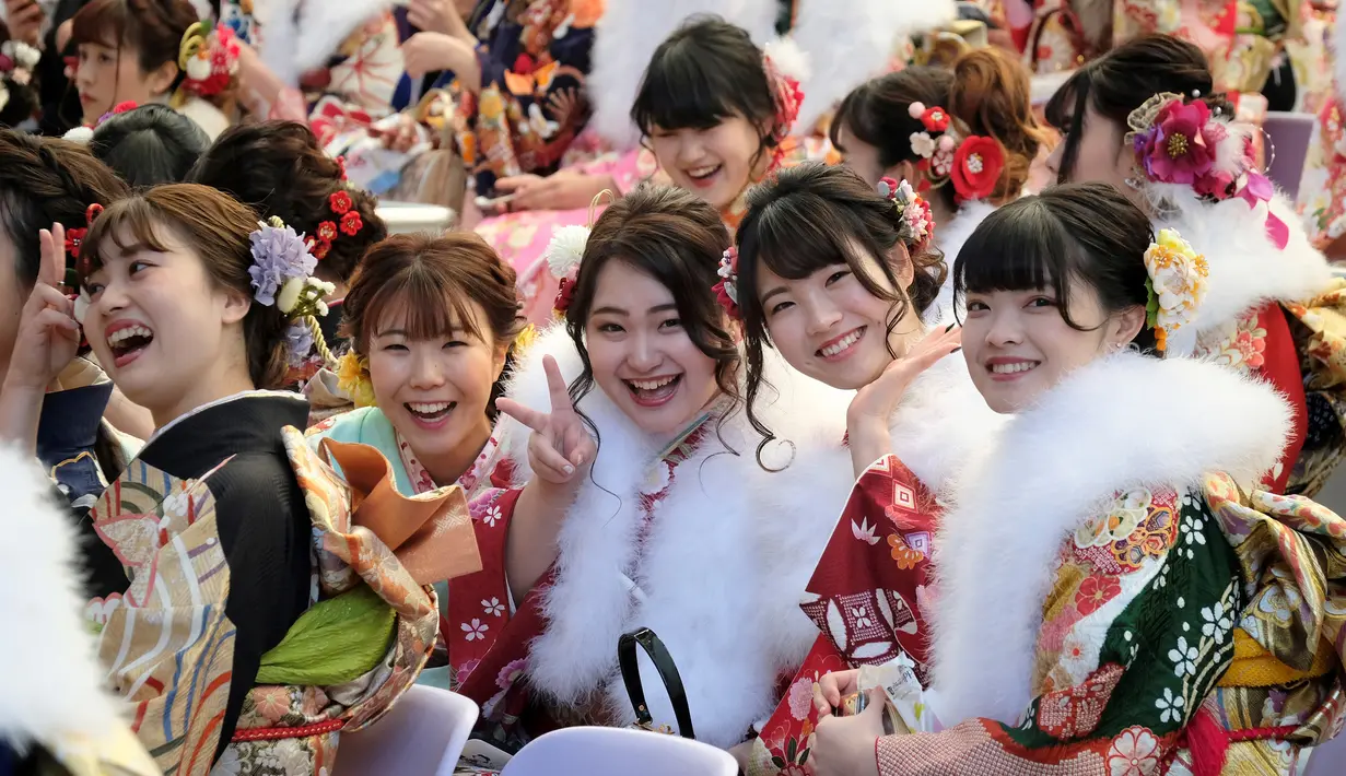 Sejumlah gadis Jepang mengenakan kimono saat menghadiri upacara Coming of Age Day atau Hari Kedewasaan di Tokyo Disneyland, di Urayasu, Senin (13/1/2020). Hari Kedewasaan adalah hari libur umum Jepang yang diadakan setiap hari Senin, minggu kedua di bulan Januari tiap tahunnya. (Kazuhiro NOGI/AFP)