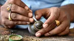 Perajin membuat komponen dari sebuah kalung di bengkelnya di Vakurta, pinggiran Dhaka, Bangladesh, 10 Februari 2020. Vakurta merupakan sebuah lokasi yang sangat terkenal dengan perhiasan dan ornamennya dibuat perajin lokal menggunakan metode turun-temurun dari generasi ke generasi. (Xinhua/Stringer)
