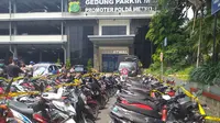 Direktorat Lalulintas Polda Metro Jaya menyusuri sejumlah titik konsentrasi massa di Jakarta. Sebanyak 69 unit sepeda motor terparkir sembarangan. Petugas mengangkutnya untuk di taruh di Polda Metro Jaya.