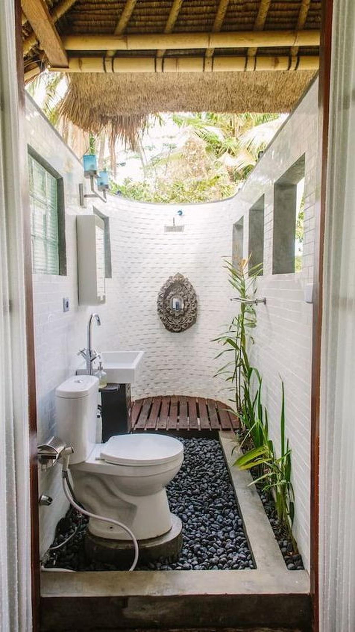 10. Desain Kamar Mandi Mediterania dengan Lantai Batu Alam<br>