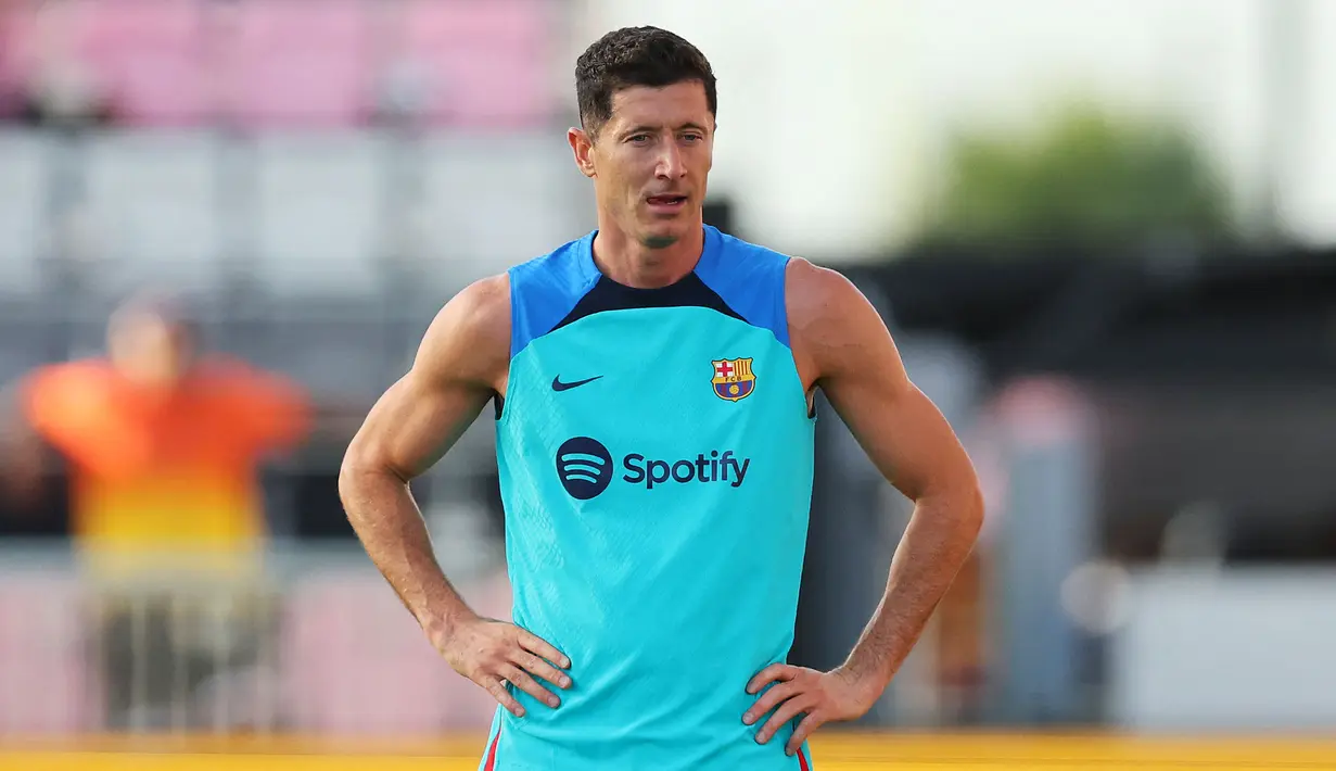 Robert Lewandowski resmi berpisah dengan Bayern Munchen pada musim panas 2022/2023. Pria asal Polandia tersebut tercatat telah berkostum Die Roten sejak 2014 lalu. Kini, pemain 33 tahun tersebut direkrut oleh Barcelona seharga 45 juta euro. Ketajamannya sebagai penyerang diharapkan mampu meningkatkan produktivitas gol di lini depan Blaugrana. (Getty Images via AFP/Michael Reaves)