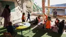 Situasi ini memantik Doha al-Attar (30) yang juga seorang ibu dari empat anak berinisiatif mengelola sebuah ruang belajar untuk anak-anak di sekitar lokasi tempat ia mengungsi. (Bashar TALEB/AFP)