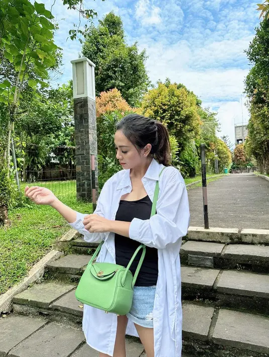 Tampil santai, Masayu memadukan short jeans dengan kemeja oversize. [Foto: Instagram/masayuanastasia]