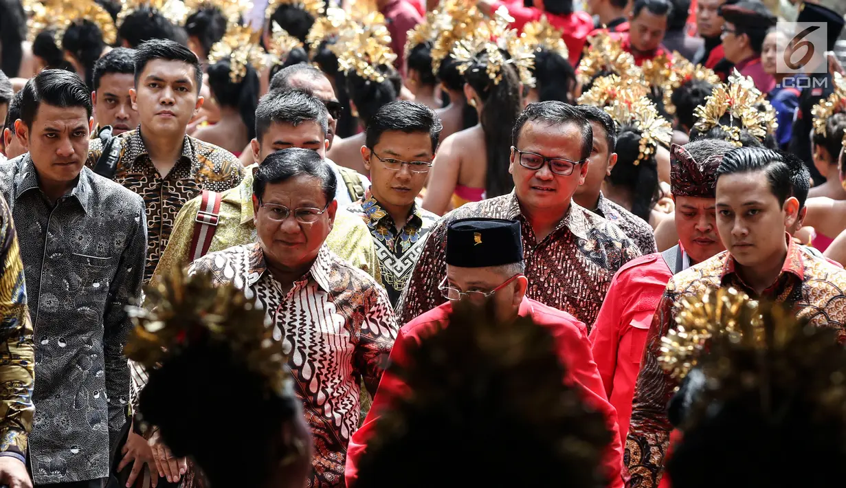 Ketua Umum Partai Gerindra Prabowo Subianto (dua kiri) saat menghadiri Kongres V PDIP di Bali, Kamis (8/8/2019). Kongres V PDIP berlangsung pada 8-10 Agustus 2019. (Liputan6.com/JohanTallo)