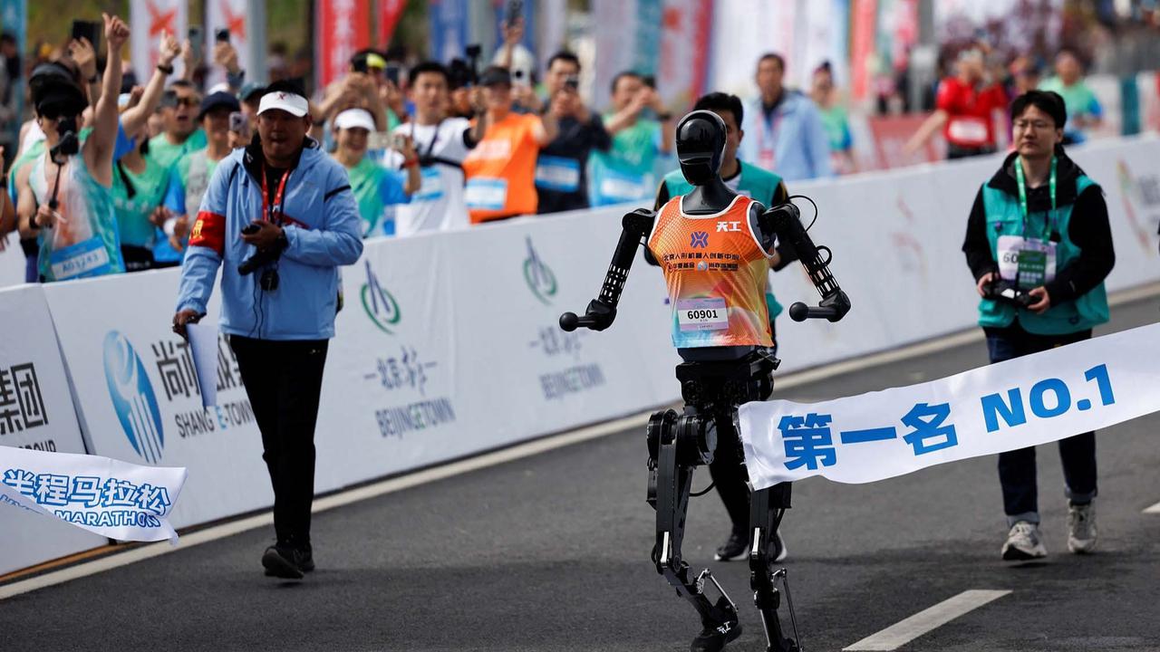 FOTO:  Pertama di Dunia! Puluhan Robot Humanoid Mengikuti Ajang Lomba Lari Setengah Marathon