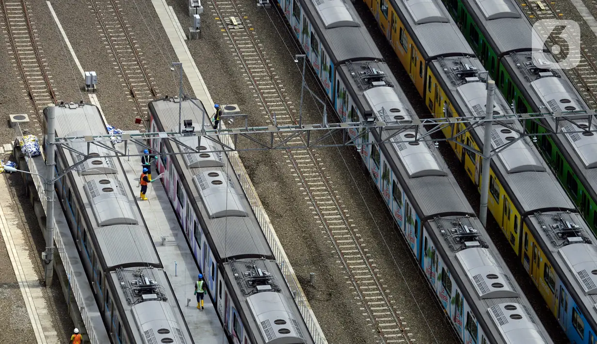 Petugas membersihkan MRT yang berjajar di Stasiun MRT Lebak Bulus, Jakarta,Kamis (16/04/2020). Untuk mengantisipasi penyebaran virus Corona, PT MRT Jakarta melakukan pembatasan penumpang dalam satu rangkaian kereta hanya 60 orang, Selama penerapan PSBB. (merdeka.com/Dwi Narwoko)