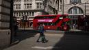 <p>Seorang pria berjalan membawa tas belanja di distrik Piccadilly di pusat kota London, Rabu (18/5/2022). Kantor Stastitik Nasional (ONS) Inggris mengatakan pada Rabu (18/5), inflasi indeks harga konsumen meningkat menjadi 9% dalam 12 bulan hingga April, dari 7% pada bulan Maret. (AP Photo/Matt Dunham)</p>