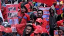 Selain kenaikan upah, para buruh juga menuntut penghapusan sistem kerja outsourcing, jaminan kesehatan, dan penghapusan Inpres Nomor 9