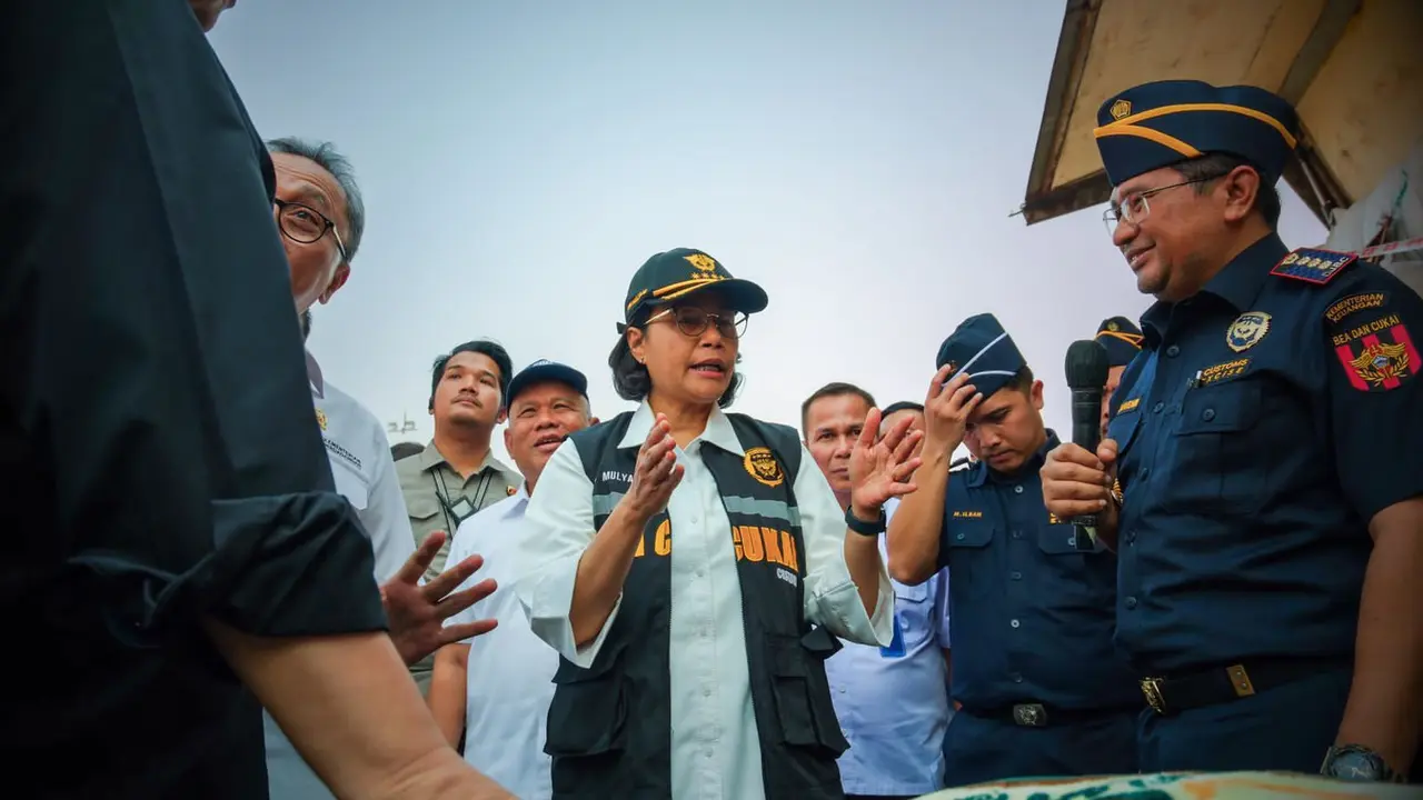 Bea Cukai, bersama Ditjen PKTN Kementerian Perdagangan dan Bareskrim Polri memusnahkan 638 bale pakaian bekas ilegal, di Tempat Penimbunan Pabean (TPP) Bea Cukai Cikarang. (Istimewa)