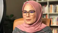 Desainer Nina Nugroho membahas pengtingnya warna dan cutting dalam karyanya. (Foto: Koleksi Pribadi Nina Nugroho)