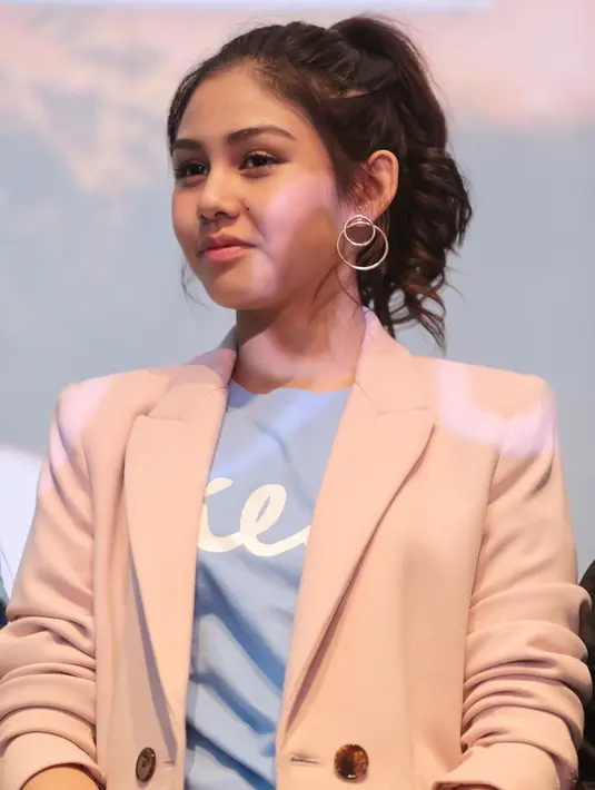 "Insyaallah kalau bisa (7 juta penonton), pas Iqbaal graduation aku nyusul kesana. Doain, doain ciee...hahaha kita bantu. Kita bantu mewujudkannya. Sama teman-teman juga.. Cie maluu," kata Vanesha Prescilla. (Adrian Putra/Bintang.com)