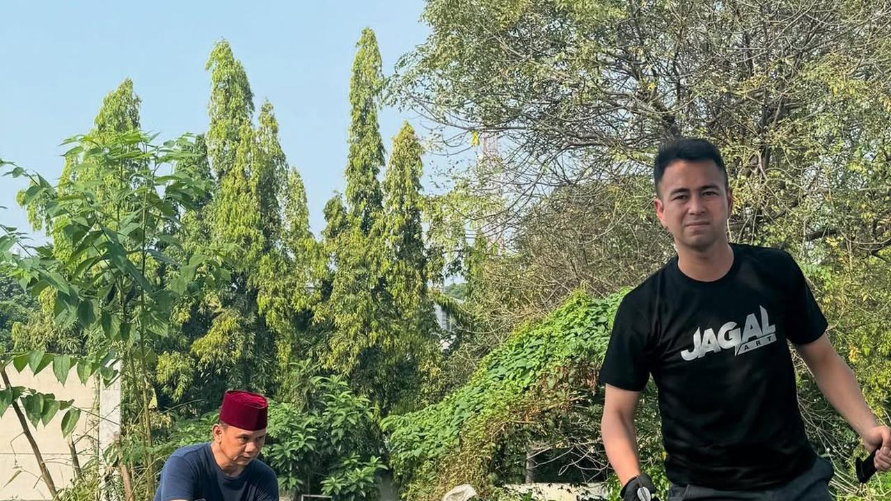 Potret Raffi Ahmad Potong Sapi Kurban Pakai Golok Khusus Bertuliskan Nama Sendiri