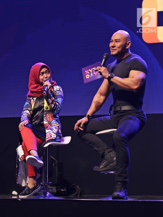 Presenter Deddy Corbuzier bersama selebgram Ria Ricis saat jadi pembicara di  XYZ DAY 2018  di The Hall Senayan City, Jakarta, Rabu (25/4). (Liputan6.com/Herman Zakharia)