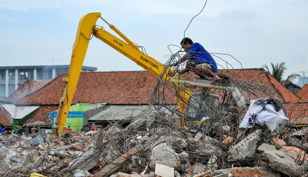 Pemburu Besi  Beraksi di Reruntuhan Pasar Ikan Foto 