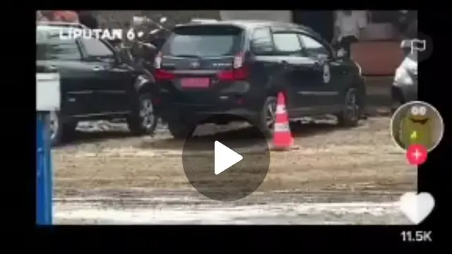 Tayangan video prosesi pemakaman Eril