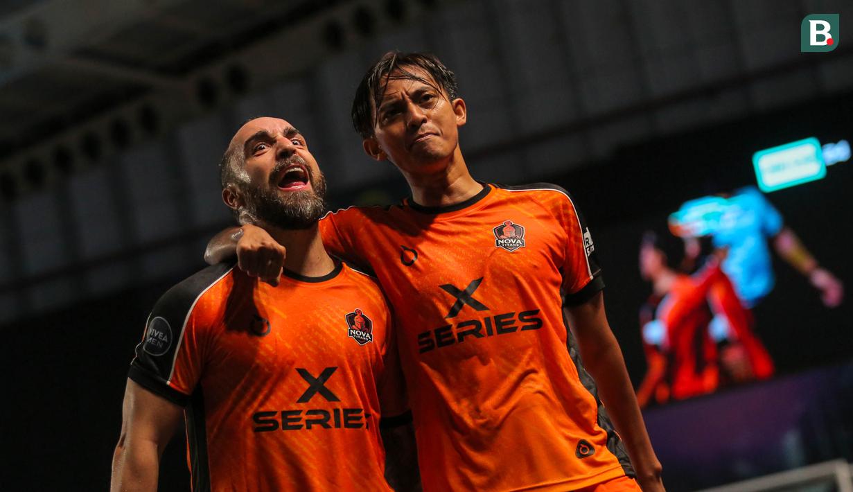 Pemain Nova Titans, Ricardinho (kiri) merayakan golnya ke gawang Fury Squad dalam laga Futsal X Series 2 di GOR UNJ, Rawamangun, Jakarta, Sabtu (17/01/2026). (Bola.com/Bagaskara Lazuardi)