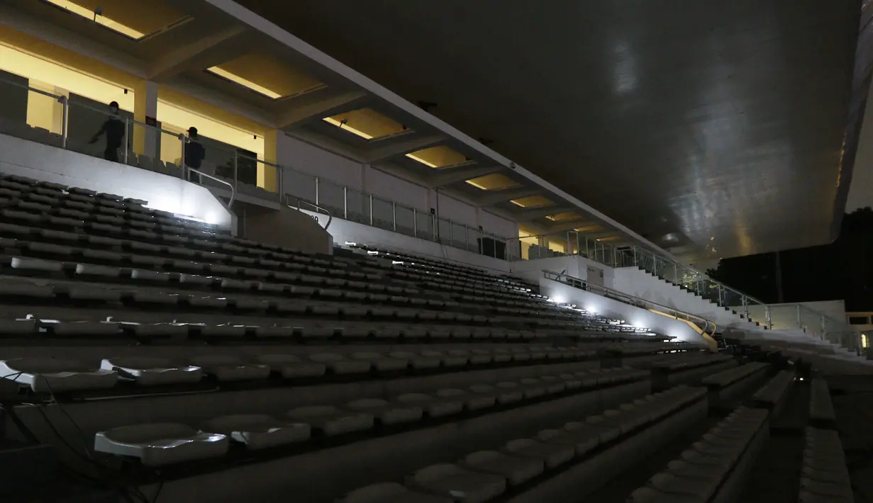 Kondisi tribun Stadion Madya Senayan usai dibatalkannya laga uji coba Timnas Indonesia U-23 melawan Tira Persikabo karena tidak mendapatkan izin dari kepolisian. (Foto: Bola.com/M. Iqbal Ichsan)
