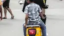 Pengendara sepeda motor listrik Migo saat melintasi CFD di kawasan Bundaran HI, Jakarta, Minggu (17/2). Petugas Dishub menghimbau penyewa untuk tidak melintasi jalan raya karena belum memenuhi uji layak operasi. (Liputan6.com/Faizal Fanani)