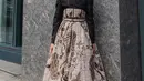 Gaun batik kontemporer yang dikenakan Maudy Ayunda merupakan rancangan Wilsen Willim [@maudyayunda]