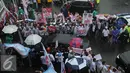 Pendukung Cagub DKI Jakarta mengantar Ahok dan Djarot mendaftarkan diri ke KPU DKI Jakarta, Rabu, (21/9). Ketum PDIP Megawati Soekarnoputri ikut mendampingi Ahok-Djarot mendaftar ke KPU DKI. (Liputan6.com/Gempur M Surya)