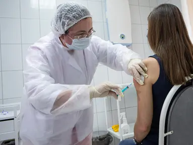Seorang pekerja medis menyuntikkan vaksin COVID-19 bernama "Sputnik V" pada seorang sukarelawan dalam uji klinis tahap tiga di Moskow, Rusia, pada 15 September 2020. (Xinhua/Alexander Zemlianichenko Jr)