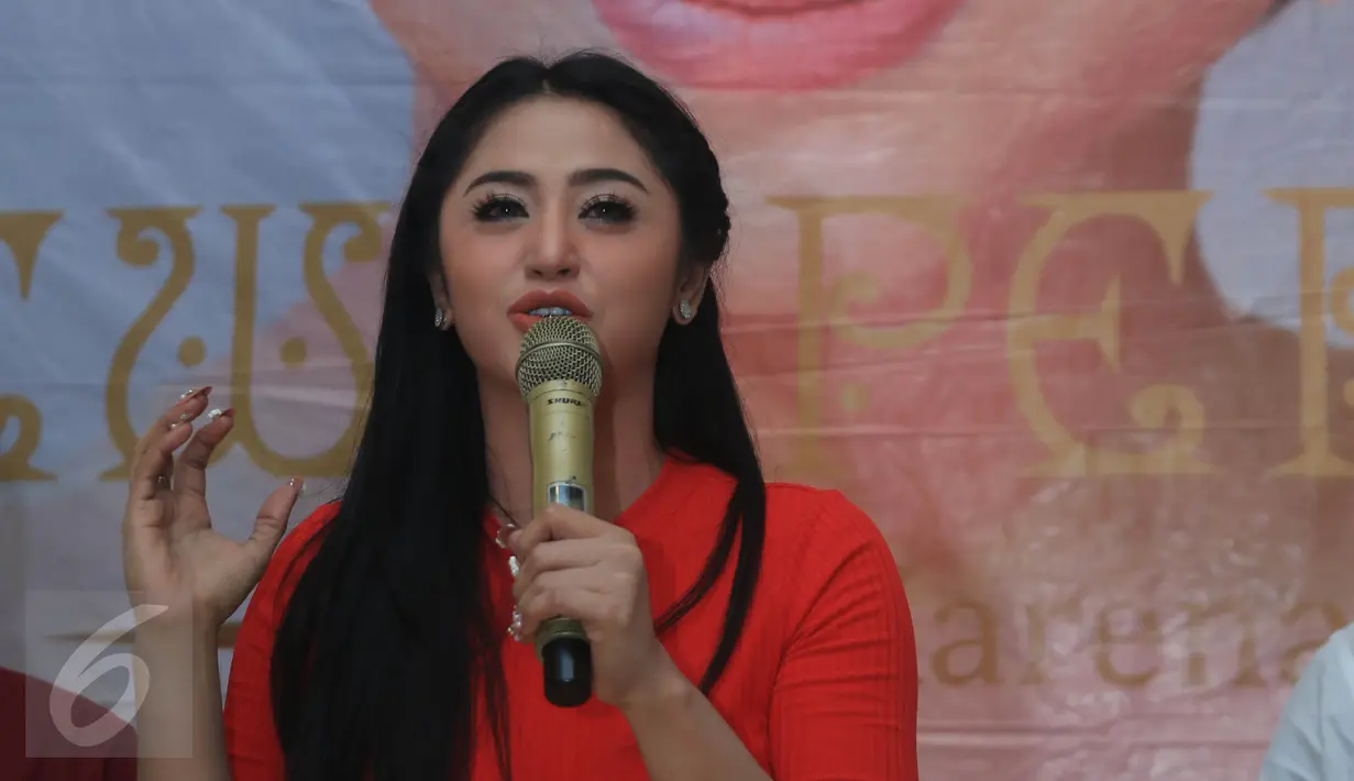 Dewi Perssik menerangkan semua lagu di album terbarunya itu mencerminkan kehidupan pribadinya yang sepi saat peluncuran album 'Semua Karena Cinta' di kawasan Kemang, Jakarta Selatan, Kamis (13/4). (Liputan6.com/Herman Zakharia)