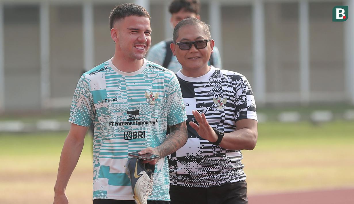 Calon pemain naturalisasi Timnas Indonesia, Calvin Verdonk muncul di Stadion Madya, Gelora Bung Karno, Senayan, Jakarta, Jumat (31/5/2024) pagi WIB. Pesepak bola yang kini tengah memperkuat NEC Nijmegen di Eredivisie tersebut langsung mengikuti latihan bersama skuad Timnas Indonesia yang tengah bersiap melakoni partai uji coba kontra Tanzania pada 2 Juni 2024 mendatang. Proses naturalisasi bek berusia 27 tahun tersebut tengah dipercepat agar dapat diturunkan saat Timnas Garuda menghadapi Filipina Juni mendatang. (Bola.com/M Iqbal Ichsan)