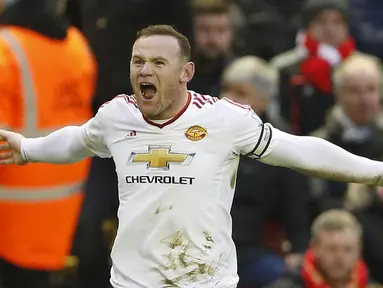 Kapten Manchester United, Wayne Rooney, merayakan gol yang dicetaknya ke gawang Liverpool pada laga Liga Premier Inggris di Stadion Anfield, Inggris, Minggu (17/1/2016). MU berhasil menang 1-0. (Reuters/Carl Recine)