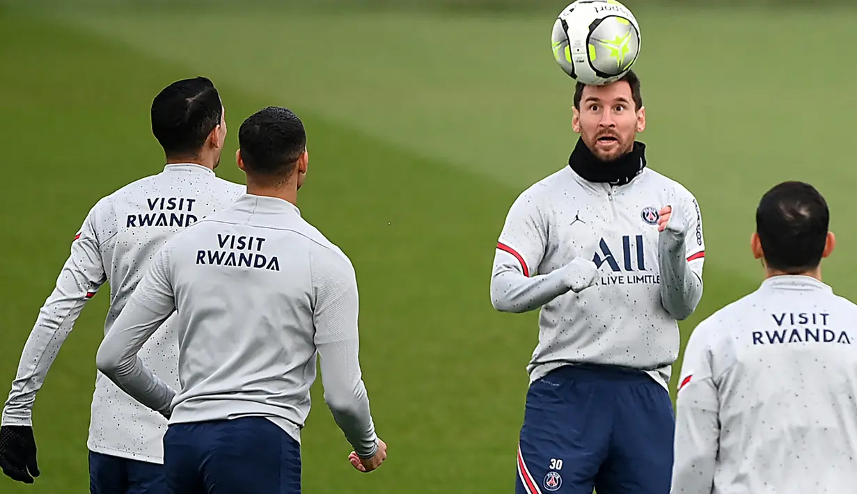 Penyerang PSG Lionel Messi menyundul bola saat sesi latihan di tempat latihan klub sepak bola Camp des Loges Paris Saint-Germain, di Saint-Germain-en-Laye, barat Paris pada 10 Februari 2022. PSG akan menjamu Rennes pada lanjutan Ligue 1, Sabtu 12 Februari 2022 dini hari WIB. (FRANCK FIFE / AFP)