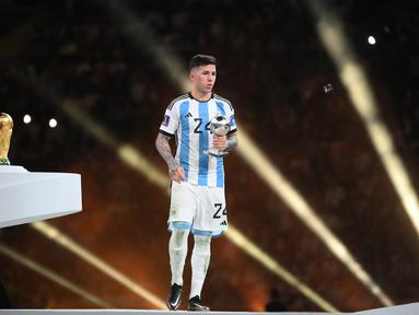 Gelandang Argentina, Enzo Fernandez menerima penghargaan Pemain Muda Terbaik pada upacara trofi Piala Dunia Qatar 2022 setelah pertandingan final antara Argentina dan Prancis di Stadion Lusail di Lusail, utara Doha pada 18 Desember 2022. Chelsea dilaporkan siap memecahkan rekor transfer di Inggris demi mendapatkan gelandang yang bermain di Benfica itu. (AFP/FRANCK FIFE)