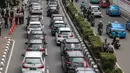 Kendaraan melintas dekat mobil pengemudi online yang menutup jalur lambat saat demonstrasi di kantor pusat Grab kawasan Kuningan, Jakarta, Senin (29/10). Aksi tersebut menyebabkan kemacaten dari arah Mampang menuju Menteng. (Liputan6.com/Faizal Fanani)