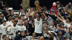 Milwaukee Bucks berhasil angkat piala NBA musim 2020/2021 setelah kalahkan Phoenix Suns di gim keenam dengan skor 105-98. Walaupun awalnya tertinggal 0-2 pada dua gim pertama, Bucks mampu balikkan kedaan menjadi 4-2 di empat gim berikutnya. (Foto: AP/Paul Sancya)
