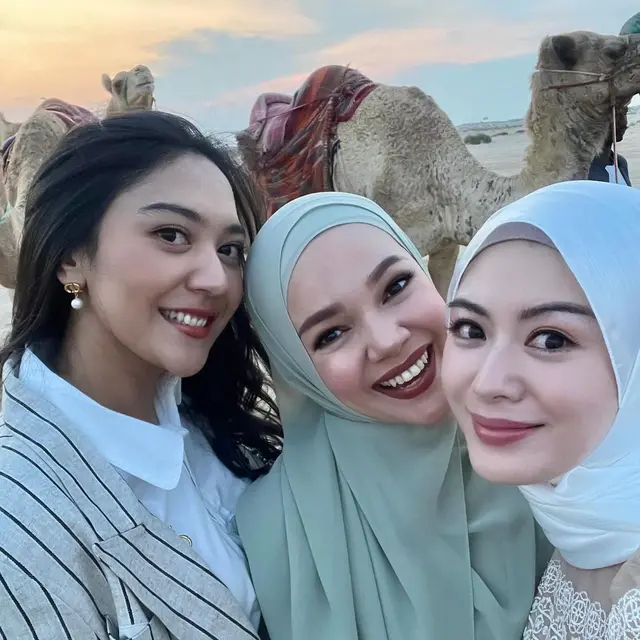 Sama-sama Mualaf, 6 Potret Kebersamaan Dewi Sandra dan Ayana Moon Bak Kakak Adik
