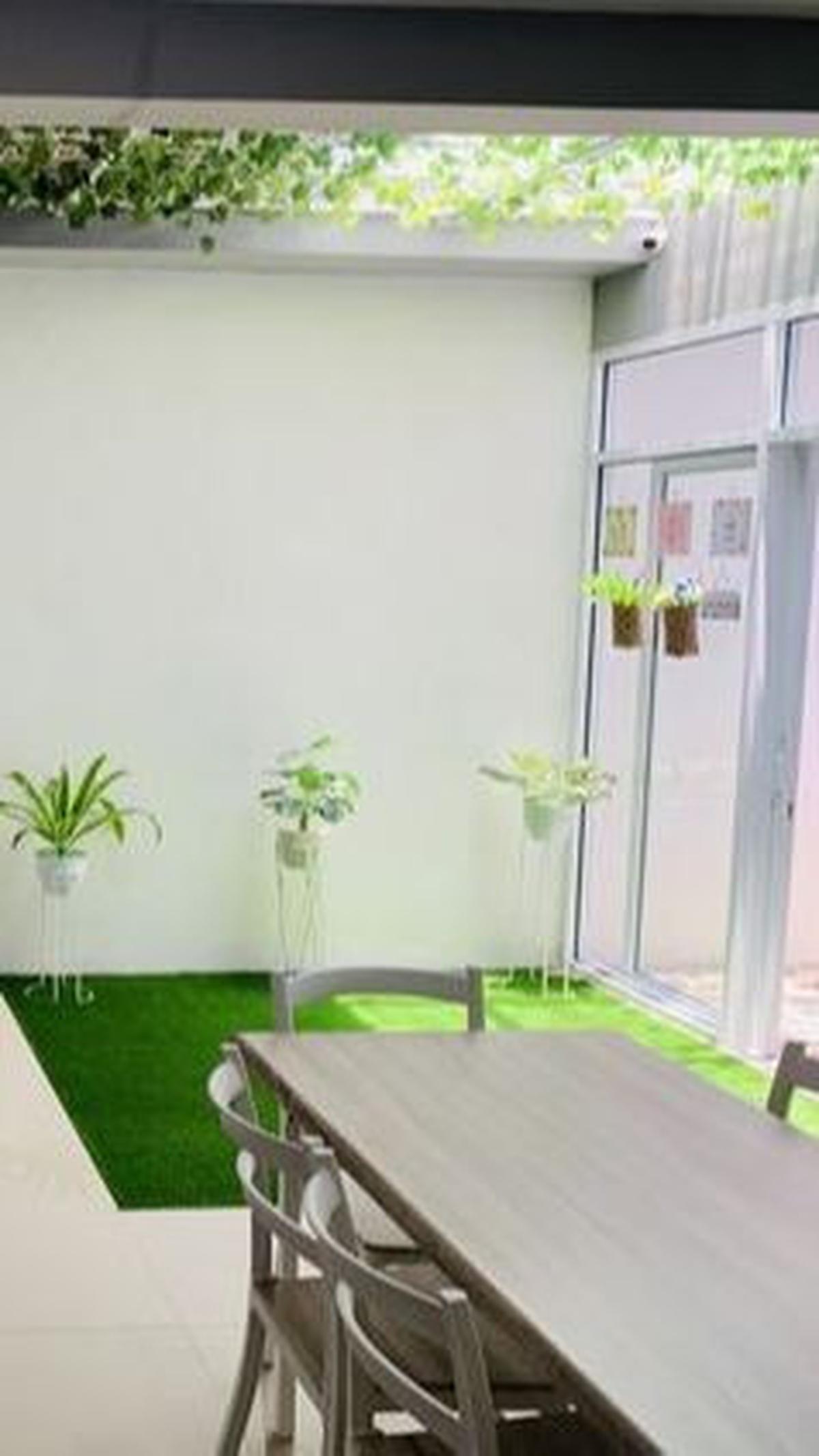 Ruang Makan Semi Outdoor Minimalis
