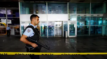 Petugas keamanan berjaga di dekat garis polisi yang terpasang di Bandara Ataturk, Istanbul, Turki, Rabu (29/6). Aktivitas di bandara internasional tersebut berangsur normal pasca ledakan bom bunuh diri yang menewaskan 42 korban jiwa. (REUTERS/Osman Orsal)