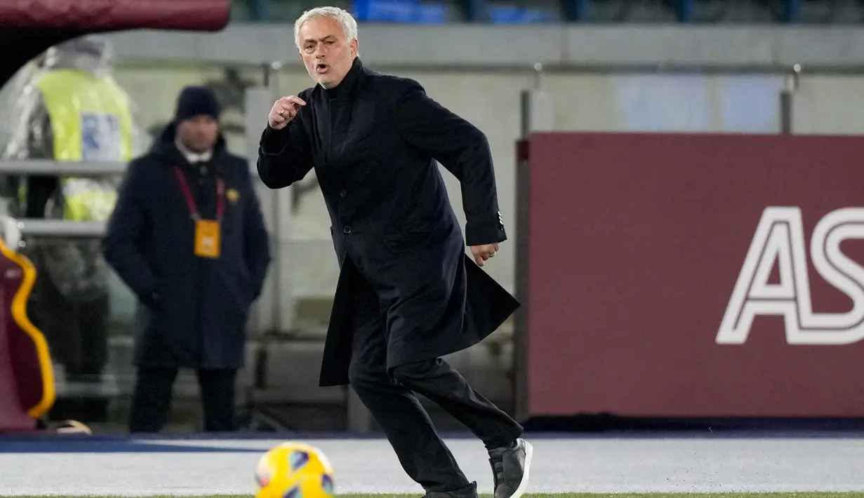 Pelatih AS Roma, Jose Mourinho berusaha menghentikan bola saat laga lanjutan Liga Italia 2023/2024 melawan Atalanta di Olympic Stadium, Roma, Italia, Senin (08/01/2024) dini hari WIB. (AP Photo/Andrew Medichini)
