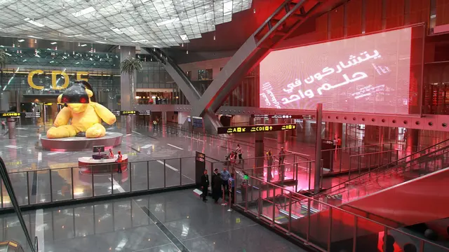 Penumpang berjalan di terminal setibanya di Bandara Internasional Hamad (HIA) yang baru pada 30 April 2014 di Doha. (Dok: AFP)