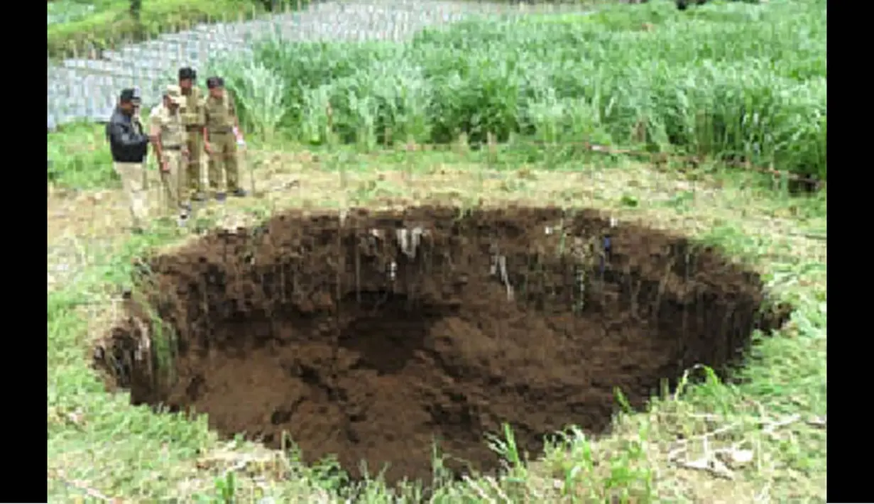 Sebuah lubang besar muncul di Dukuh Igirpandan RT 06/06, Kabupaten Brebes, Jawa Tengah. Sinkhole sedalam 15 meter dan memiliki diameter 7 meter ini muncul pada 5 Januari 2013 sekitar 200 meter dari pemukiman warga. (Istimewa)