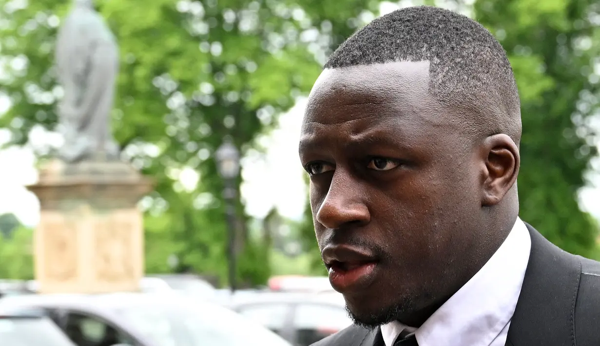 <p>Bek Manchester City asal Prancis, Benjamin Mendy (tengah) tiba untuk sidang pra-persidangan di Pengadilan Chester Crown untuk sidang pra-persidangan di Chester, Inggris (23/5/2022). Mendy dijerat tujuh kasus pemerkosaan, satu kasus penyerangan seksual, dan satu kasus percobaan pemerkosaan. (AFP/Paul Ellis)</p>