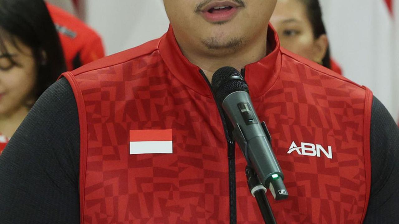 Mereka disambut langsung oleh Menpora Dito Ariotedjo dan  Sekretaris Jenderal PP PBSI Muhammad Fadil Imran.&nbsp;Foto: Bola.com/Muhammad Iqbal Ichsan