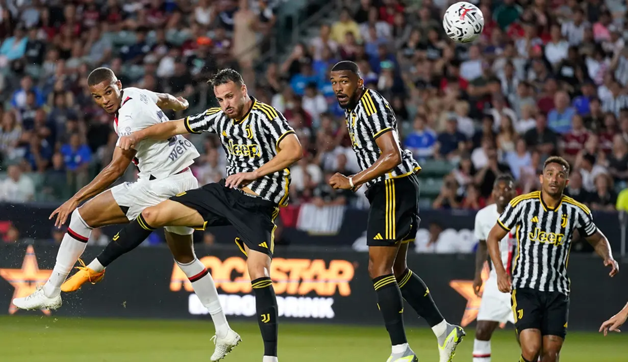 Dalam lima menit pertama, AC Milan berhasil beberapa kali menebar ancaman ke pertahanan Juventus. Sementara Juventus baru tampil lebih nyaman dalam mengalirkan bola dari kaki ke kaki setelah memasuki menit ke-10. (AP Photo/Ashley Landis)