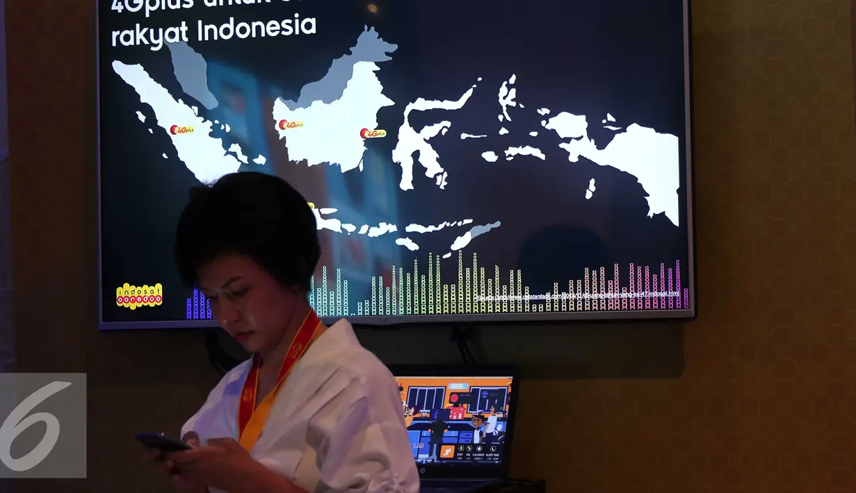 Pengunjung menikmati layanan 4G-LTE saat meresmikan internet cepat 4G-LTE di Jakarta, Jumat (11/10). Dengan tema Revolusi Digital Layanan 4G-LTE dapat dinikmati secara nasional di semua provaider yang berada di Indonesia. (Liputan6.com/Angga Yuniar)