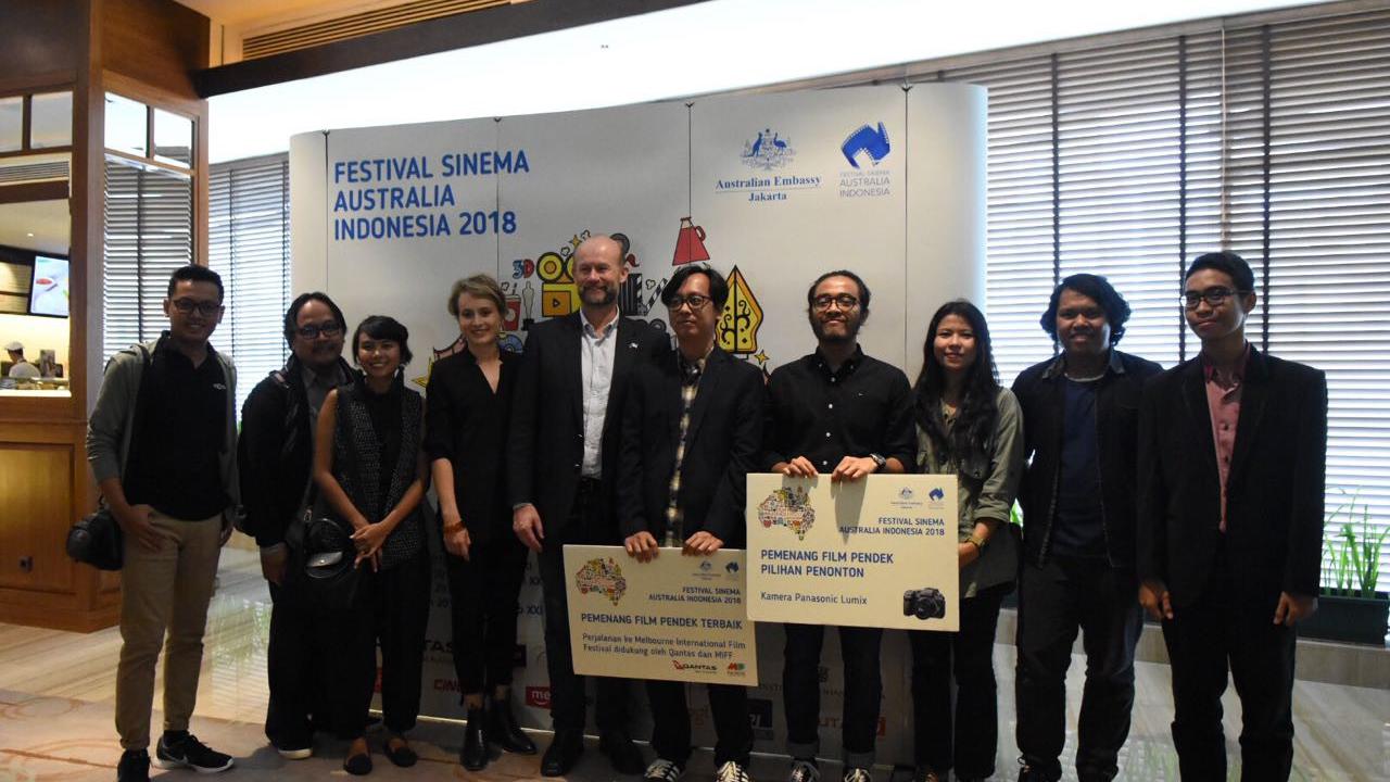 Kuasa Usaha Australia Allaster Cox (kelima dari kiri) bersama panelis juri dan pemenang penghargaan FSAI 2018 di Jakarta (sumber: Kedutaan Australia di Jakarta)