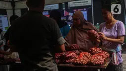 Adapun pangan yang dijual yakni Bawang Merah Batu Ijo Rp 25.000/Kg, Bawang Merah Bima Brebes Rp 35.000/Kg dan Bawang Merah Brebes Super Rp 40.000/Kg. (Liputan6.com/Angga Yuniar)