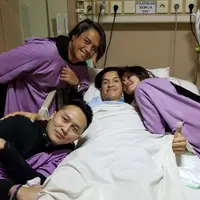 Demian Aditya saat menjenguk Edison Wardhana. Kondisi Edison kini sudah membaik usai musibah aksi Death Drop. (Dokumentasi Demian Aditya)