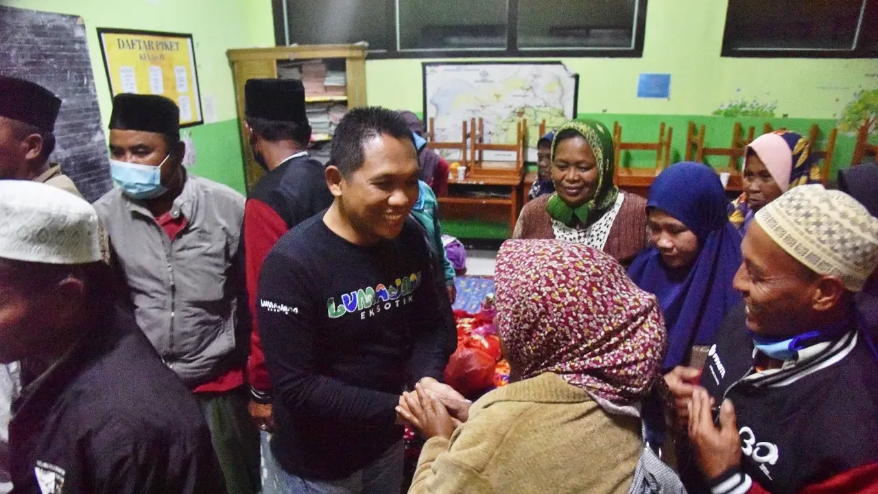Bupati Lumajang Thoriqul Haq kunjungi para pengungsi  Gunung Semeru di sejumlah titik pengungsian. (Istimewa)