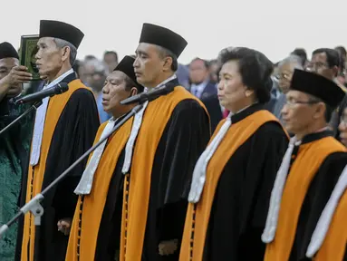 Enam Hakim Agung baru mengucapkan sumpah jabatan saat pelantikan yang dipimpin Ketua Mahkamah Agung (MA) Muhammad Hatta Ali di Gedung sekretariat MA, Jakarta, Rabu (5/8/2015). (Liputan6.com/Faizal Fanani)