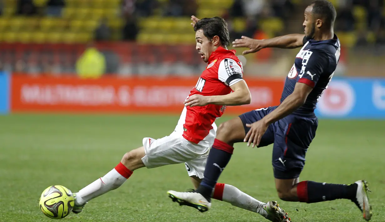 Gelandang AS Monaco, Bernardo Silva, berebut bola dengan pemain Bordeaux, Thomas Toure pada laga lanjutan Liga 1 di Stadion Louis II, Prancis (11/01/2015). (EPA/Sebastien Nogier)