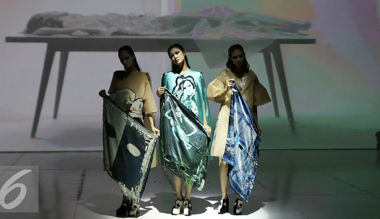 Model berpose mengenakan busana rancangan Mel Ahyar pada pergelaran busana IPMI Trend Show 2017 di Senayan City, Jakarta, Selasa, (8/11). Rancangan tersebut hasil kolaborasi antara seorang desainer dengan seniman lukis. (Liputan6.com/Gempur M. Surya)
